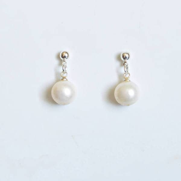 Boucles d'oreilles perles de culture blanches.