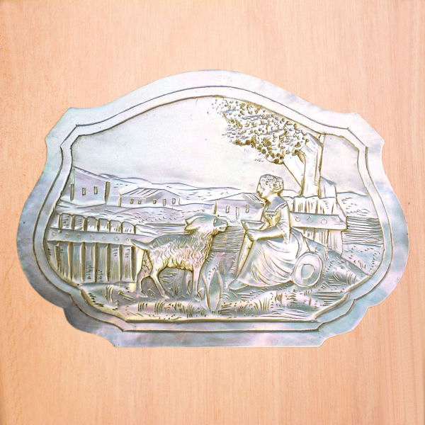 Plaque de nacre gravée.